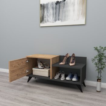 Botník CONCORD – Praktický a elegantný úložný priestor pre vašu predsieňBotník CONCORD ponúka moderný dizajn a praktické usporiadanie, vďaka ktorému bude vaša predsieň vždy prehľadná a štýlová. Tento botník je vybavený plnými dvierkami a odkladacou policou, čo poskytuje dostatok úložného priestoru pre vašu obuv a ďalšie doplnky. Ideálna voľba pre všetkých, ktorí hľadajú kombináciu funkčnosti a estetiky.Hlavné vlastnosti produktu:Typ tovaru: BotníkVhodné do miestnosti: PredsieňMateriál: Melamín, VT laminaRozmery: 45.6 x 89 x 35 cmFarba: borovica Atlantic / antracitVybavenie: Plné dvierka a odkladacie policePočet dvierok: 1Hrúbka materiálu: 18 mmDodatočné informácie: Dodávame v demonteBotník CONCORD je vyrobený z kvalitných materiálov, ktoré zaisťujú dlhú životnosť a jednoduchú údržbu. Jeho elegantný a univerzálny vzhľad sa hodí do akéhokoľvek interiéru. Zaobstarajte si botník CONCORD a vytvorte si predsieň, ktorá je nielen praktická, ale aj štýlová!
