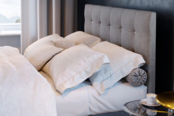 Štýlová a elegantná posteľ CROATA je v modernom prevedení. Patrí medzi boxspringové postele. Výrazným dizajnovým prvkom je jej čelo, ktoré tiež ochráni vašu stenu pred oderom. Posteľ je čalúnená. Použitá je kvalitná látka COSMIC 10. Disponuje praktickým úložným priestorom. Súčasťou postele je bonellový matrac. Pre väčší komfort si môžete dokúpiť praktický vrchný krycí matrac TOPPER (viď. doporučené produkty). Rozmery (š,v,h): 145 x 102 x 216 cm. Výška čela postele pri hlave: 102 cm. Výška čela postele pri nohách: 56 cm. Výška spacej plochy: 47 cm. Spacia plocha: 140 x 200 cm. V našej ponuke nájdete aj ďalšie prevedenia a rozmery postelí CROATA. Dodávame v demontovanom stave.