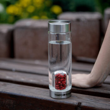 Predstavujeme vám elegantnú sklenenú fľašu s jaspisom Crystal o objeme 500 ml, ktorá je ideálnym doplnkom pre každodenné použitie v interiéri. Táto priehľadná fľaša od značky KONDELA kombinuje moderný vzhľad s praktickosťou a je vyrobená z kvalitného skla a nehrdzavejúcej ocele, čo zaručuje jej…