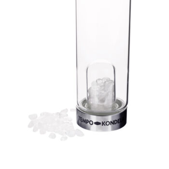 Predstavujeme vám elegantnú sklenenú fľašu s kremeňom Crystal 500 ml, ktorá je ideálnym doplnkom pre každodenné použitie v interiéri. Táto priehľadná fľaša, vyrobená z kvalitného skla a nehrdzavejúcej ocele, kombinuje moderný dizajn s praktickosťou. S objemom 0,5 litra je…