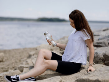 Predstavujeme vám elegantnú sklenenú fľašu s kremeňom Crystal 500 ml, ktorá je ideálnym doplnkom pre každodenné použitie v interiéri. Táto priehľadná fľaša, vyrobená z kvalitného skla a nehrdzavejúcej ocele, kombinuje moderný dizajn s praktickosťou. S objemom 0,5 litra je…
