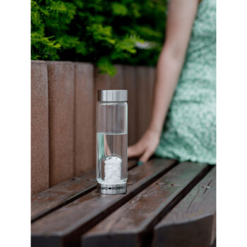Predstavujeme vám elegantnú sklenenú fľašu s kremeňom Crystal 500 ml, ktorá je ideálnym doplnkom pre každodenné použitie v interiéri. Táto priehľadná fľaša, vyrobená z kvalitného skla a nehrdzavejúcej ocele, kombinuje moderný dizajn s praktickosťou. S objemom 0,5 litra je…