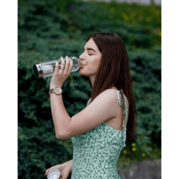 Predstavujeme vám elegantnú sklenenú fľašu s kremeňom Crystal 500 ml, ktorá je ideálnym doplnkom pre každodenné použitie v interiéri. Táto priehľadná fľaša, vyrobená z kvalitného skla a nehrdzavejúcej ocele, kombinuje moderný dizajn s praktickosťou. S objemom 0,5 litra je…