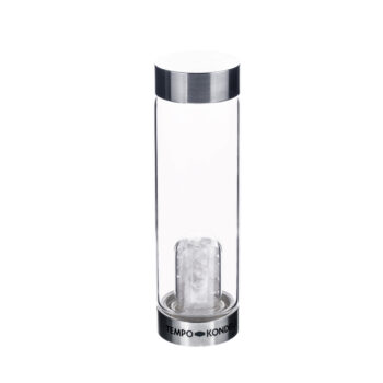 Predstavujeme vám elegantnú sklenenú fľašu s kremeňom Crystal 500 ml, ktorá je ideálnym doplnkom pre každodenné použitie v interiéri. Táto priehľadná fľaša, vyrobená z kvalitného skla a nehrdzavejúcej ocele, kombinuje moderný dizajn s praktickosťou. S objemom 0,5 litra je…