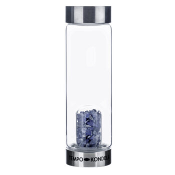 Predstavujeme vám elegantnú Sklenenú fľašu s kyanitom Crystal 500 ml, ktorá je ideálnym doplnkom pre každodenné použitie v interiéri. Táto priehľadná fľaša, vyrobená z kvalitného skla a nehrdzavejúcej ocele, kombinuje moderný vzhľad s praktickosťou. S objemom 0,5 litra je…