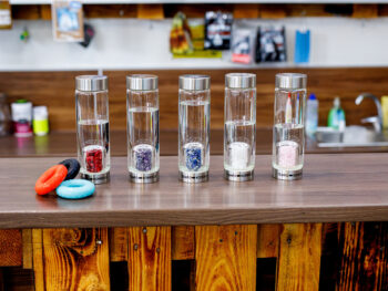Predstavujeme vám elegantnú Sklenenú fľašu s kyanitom Crystal 500 ml, ktorá je ideálnym doplnkom pre každodenné použitie v interiéri. Táto priehľadná fľaša, vyrobená z kvalitného skla a nehrdzavejúcej ocele, kombinuje moderný vzhľad s praktickosťou. S objemom 0,5 litra je…