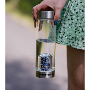 Predstavujeme vám elegantnú Sklenenú fľašu s kyanitom Crystal 500 ml, ktorá je ideálnym doplnkom pre každodenné použitie v interiéri. Táto priehľadná fľaša, vyrobená z kvalitného skla a nehrdzavejúcej ocele, kombinuje moderný vzhľad s praktickosťou. S objemom 0,5 litra je…