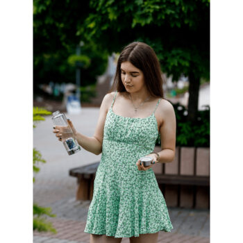 Predstavujeme vám elegantnú Sklenenú fľašu s kyanitom Crystal 500 ml, ktorá je ideálnym doplnkom pre každodenné použitie v interiéri. Táto priehľadná fľaša, vyrobená z kvalitného skla a nehrdzavejúcej ocele, kombinuje moderný vzhľad s praktickosťou. S objemom 0,5 litra je…