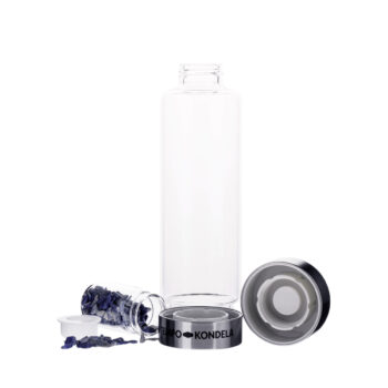 Predstavujeme vám elegantnú Sklenenú fľašu s ruženínom Crystal 500 ml, ktorá je ideálnym doplnkom pre každodenné použitie. Táto priehľadná fľaša, vyrobená z kvalitného skla a nehrdzavejúcej ocele, kombinuje moderný dizajn s praktickosťou. S objemom 0,5 litra je dostatočne veľká…