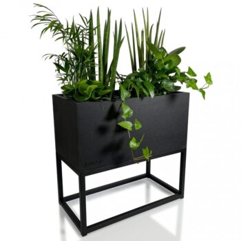 Tlmený a minimalistický čierny kovový záhon. Kvetináč vyrobený z čiernej MDF (materiál na báze dreva). Rám v štýle LOFT vyrobený z oceľového profilu. Minimalizmus a jednoduchosť robia zo záhonu dokonalý doplnok do moderného interiéru. Vytvorte si kvetinovú výzdobu a zmeňte svoj interiér.