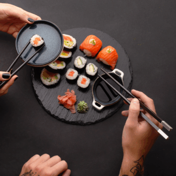 Servírujte sushi paličkami z ebenového dreva v tradičnom čínskom dizajne s plochou špičkou a hranatým koncom s nástavcom striebornej farby. Pri vychutnávaní jedla oceníte ich ľahkosť a zároveň správne nastavené ťažisko, ktoré vám uľahčí celkovú manipuláciu s každým sústom.