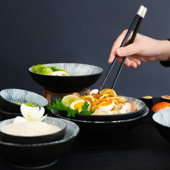 Servírujte sushi paličkami z ebenového dreva v tradičnom čínskom dizajne s plochou špičkou a hranatým koncom s nástavcom striebornej farby. Pri vychutnávaní jedla oceníte ich ľahkosť a zároveň správne nastavené ťažisko, ktoré vám uľahčí celkovú manipuláciu s každým sústom.