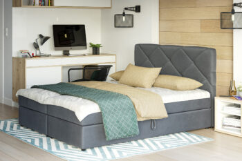 Štýlová manželská posteľ DALILA je v modernom a elegantnom prevedení. Patrí medzi postele typu BOXSPRING. Výrazným dizajnovým prvkom je jej čelo, ktoré tiež ochráni vašu stenu pred oderom.Posteľ je čalúnená látkou ITAKA 50.  Súčasťou postele je kvalitný bonellový matrac. Pre väčší komfort si môžete dokúpiť praktický vrchný krycí matrac TOPPER (viď. doporučené produkty).Disponuje veľkým úložným priestorom, ktorý je vhodný na uloženie perín, obliečok a podobne.Rozmery (š,v,h): 165 x 102 x 208 cm. Výška čela postele: 102 cm. Výška spacej plochy: 47 cm. Výška nožičiek: 2 cm. Spacia plocha: 160 x 200 cm.V našej ponuke nájdete aj ďalšie prevedenia a rozmery manželských postelí DALILA.Dodávame v demontovanom stave.
