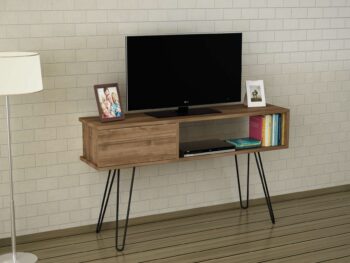 Predstavujeme DARA, TV stolík, ktorý prináša elegantný a moderný dizajn do vašej obývačky. Tento úzky a štýlový nábytok v orechovej farbe je navrhnutý tak, aby poskytoval praktické a estetické riešenie pre vaše multimediálne zariadenia a ďalšie potreby.Detailné špecifikácieTyp tovaru: TV stolíkMateriál: Kvalitné LTD a kov, s hrúbkou materiálu 18 mm, zaisťujúce odolnosť a dlhú životnosť.Rozmery: 120 x 68.5 x 29.5 cm, ideálny pre moderné a kompaktné obývacie priestory.Farba: Elegantný orech, ktorý pridáva teplý a prírodný nádych vášmu interiéru.Vybavenie: Regálka poskytuje praktický úložný priestor pre elektroniku, knihy alebo dekorácie.Vzhľad: Úzky dizajn, ktorý je ideálny pre menšie priestory alebo pre vytvorenie štýlového prvku vo vašej obývačke.Počet dverí, dvierok: Bez dverí, čo umožňuje ľahký prístup a otvorený vzhľad.Dodatočné informácie: Produkt je dodávaný v demontovanom stave, čo uľahčuje transport a montáž.TV stolík DARA je skvelou voľbou pre tých, ktorí hľadajú moderný a funkčný nábytok s elegantným vzhľadom. Jeho orechová farba a minimalistický dizajn prinášajú do vášho domova teplo a moderný štýl.