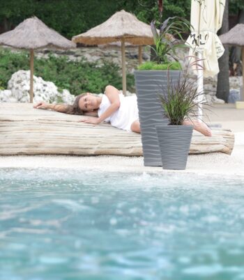 Rastliny, bylinky či kvetiny v plastovom kvetináči DBSA350 34,5 cm nádherne farebne oživia Váš interiér, balkón, terasu, či záhradu. Na výrobu tohto zaujímavého kvetináča, v prevedení mocca, bol použitý pevný plast, ktorý sa jednoducho čistí, takže nie je náročný na údržbu a tiež je odolný voči…