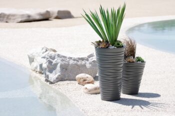 Rastliny, bylinky či kvetiny v plastovom kvetináči DBSA400 38,8 cm nádherne farebne oživia Váš interiér, balkón, terasu, či záhradu. Na výrobu tohto zaujímavého kvetináča, v prevedení antracit, bol použitý pevný plast, ktorý sa jednoducho čistí, takže nie je náročný na údržbu a tiež je odolný voči…