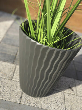 So zakomponovaním plastového kvetináča DBSP300 29,7 cm do Vašich kvetinových záhrad, na balkóne, terase či v domácnosti, určite nebude problém. Jeho výrazný vzor nápadne pripomína vzhľad keramického kvetináča. Prevedenie antracit je ideálnym prevedením, ktoré dokonale ladí s jeho celkovým vzhľadom.…