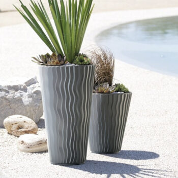 So zakomponovaním plastového kvetináča DBSP300 29,7 cm do Vašich kvetinových záhrad, na balkóne, terase či v domácnosti, určite nebude problém. Jeho výrazný vzor nápadne pripomína vzhľad keramického kvetináča. Prevedenie antracit je ideálnym prevedením, ktoré dokonale ladí s jeho celkovým vzhľadom.…