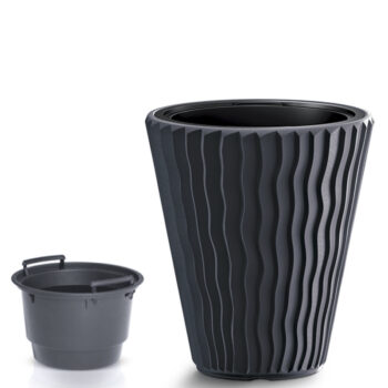So zakomponovaním plastového kvetináča DBSP350 34,9 cm do Vašich kvetinových záhrad, na balkóne, terase či v domácnosti, určite nebude problém. Jeho výrazný vzor nápadne pripomína vzhľad keramického kvetináča. Prevedenie antracit je ideálnym prevedením, ktoré dokonale ladí s jeho celkovým vzhľadom.…