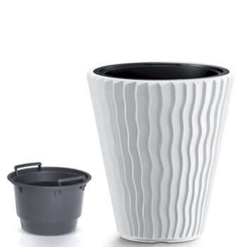 So zakomponovaním plastového kvetináča DBSP350 34,9 cm do Vašich kvetinových záhrad, na balkóne, terase či v domácnosti, určite nebude problém. Jeho výrazný vzor nápadne pripomína vzhľad keramického kvetináča. Prevedenie biela je ideálnym prevedením, ktoré dokonale ladí s jeho celkovým vzhľadom.…