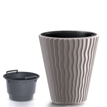 So zakomponovaním plastového kvetináča DBSP400 39 cm do Vašich kvetinových záhrad, na balkóne, terase či v domácnosti, určite nebude problém. Jeho výrazný vzor nápadne pripomína vzhľad keramického kvetináča. Prevedenie mocca je ideálnym prevedením, ktoré dokonale ladí s jeho celkovým vzhľadom.…