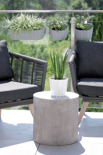 Plastový balkónový kvetináč DDECZ400 38,3 cm bude ideálnou voľbou pre vypestovanie rôznych okrasných kvetov, rastliniek či čerstvých byliniek, ktoré použijete v kuchyni ako prísadu do jedál. Farebné prevedenie antracit a dizajn pripomínajúci malé latky mu dodávajú neprehliadnuteľný šmrnc. Vyrobený…