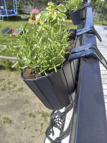 Plastový balkónový kvetináč DDECZ400 38,3 cm bude ideálnou voľbou pre vypestovanie rôznych okrasných kvetov, rastliniek či čerstvých byliniek, ktoré použijete v kuchyni ako prísadu do jedál. Farebné prevedenie antracit a dizajn pripomínajúci malé latky mu dodávajú neprehliadnuteľný šmrnc. Vyrobený…