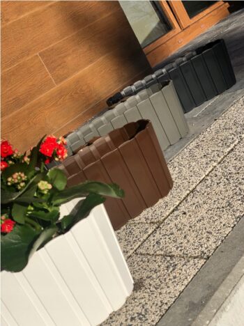 Plastový balkónový kvetináč DDECZ400 38,3 cm bude ideálnou voľbou pre vypestovanie rôznych okrasných kvetov, rastliniek či čerstvých byliniek, ktoré použijete v kuchyni ako prísadu do jedál. Farebné prevedenie antracit a dizajn pripomínajúci malé latky mu dodávajú neprehliadnuteľný šmrnc. Vyrobený…