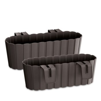 Plastový balkónový kvetináč DDECZ400 38,3 cm bude ideálnou voľbou pre vypestovanie rôznych okrasných kvetov, rastliniek či čerstvých byliniek, ktoré použijete v kuchyni ako prísadu do jedál. Farebné prevedenie hnedá a dizajn pripomínajúci malé latky mu dodávajú neprehliadnuteľný šmrnc. Vyrobený je…