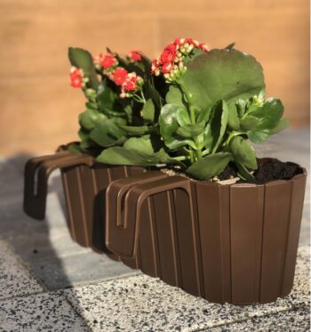 Plastový balkónový kvetináč DDECZ400 38,3 cm bude ideálnou voľbou pre vypestovanie rôznych okrasných kvetov, rastliniek či čerstvých byliniek, ktoré použijete v kuchyni ako prísadu do jedál. Farebné prevedenie hnedá a dizajn pripomínajúci malé latky mu dodávajú neprehliadnuteľný šmrnc. Vyrobený je…