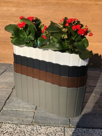 Plastový balkónový kvetináč DDECZ400 38,3 cm bude ideálnou voľbou pre vypestovanie rôznych okrasných kvetov, rastliniek či čerstvých byliniek, ktoré použijete v kuchyni ako prísadu do jedál. Farebné prevedenie hnedá a dizajn pripomínajúci malé latky mu dodávajú neprehliadnuteľný šmrnc. Vyrobený je…