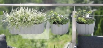 Plastový balkónový kvetináč DDECZ400 38,3 cm bude ideálnou voľbou pre vypestovanie rôznych okrasných kvetov, rastliniek či čerstvých byliniek, ktoré použijete v kuchyni ako prísadu do jedál. Farebné prevedenie sivý kameň a dizajn pripomínajúci malé latky mu dodávajú neprehliadnuteľný šmrnc.…