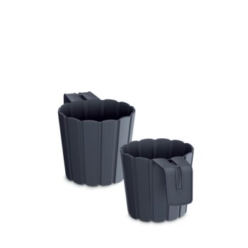 Okrúhly plastový balkónový kvetináč DDEZ150 14,4 cm bude ideálnou voľbou pre vypestovanie menších rastliniek či čerstvých byliniek, ktoré použijete v kuchyni ako prísadu do jedál. Farebné prevedenie antracit a dizajn pripomínajúci malé latky mu dodávajú neprehliadnuteľný šmrnc. Vyrobený je z plastu…