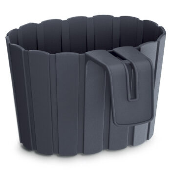 Oválny plastový balkónový kvetináč DDEZ200 19,4 cm bude ideálnou voľbou pre vypestovanie menších rastliniek či čerstvých byliniek, ktoré použijete v kuchyni ako prísadu do jedál. Farebné prevedenie antracit a dizajn pripomínajúci malé latky mu dodávajú neprehliadnuteľný šmrnc. Vyrobený je z plastu,…