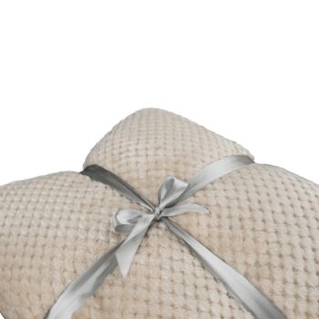 Túto hebkú, obojstrannú deku DEFANA TYP 2 150x200 cm si zamilujete na prvý dotyk. Je mäkkučká, ľahká, nadýchaná a úžasne hreje. Na jej výrobu je použitý 100 % polyester v krásnej béžovosivej farbe s rozmermi (DxŠ): 200x150 cm a jej váha je 220-260 g/m2. Skvelý doplnok, ktorý oživí Váš domov, bude…