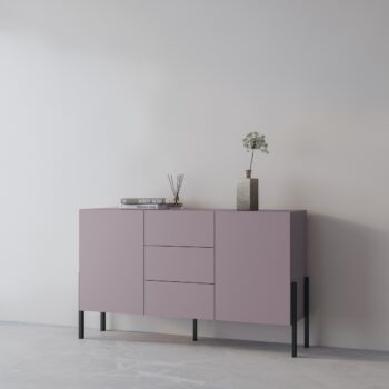 Sektor DEKTON je charakteristický svojim elegantným prevedením a čistými líniami. Výrazným prvkom nábytku sú nožičky, vyrobené z kovu. Sú v čiernej farbe. Nábytok DEKTON je vyrobený z kvalitných LTD dosiek, ktoré sa jednoducho udržiavajú, s ABS hranami.Komoda je dvojdverová. Disponuje tromi praktickými zásuvkami.Rozmery (š,v,h): 154 x 90 x 40 cm.Farba: slivkaDodávame v demontovanom stave.