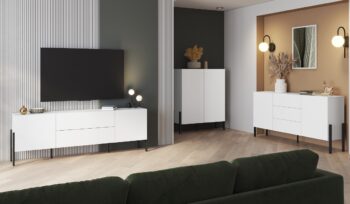 Sektor DEKTON je charakteristický svojim elegantným prevedením a čistými líniami. Výrazným prvkom nábytku sú nožičky, vyrobené z kovu. Sú v čiernej farbe. Nábytok DEKTON je vyrobený z kvalitných LTD dosiek, ktoré sa jednoducho udržiavajú, s ABS hranami.Obývacia zostava sa skladá z týchto prvkov:DEKTON Televízny stolík - rozmery (š,v,h): 204 x 70 x 40 cm,DEKTON kombinovaná komoda - rozmery (š,v,h): 184 x 90 x 40 cm,DEKTON dvojdverová komoda - rozmery (š,v,h): 114 x 135 x 40 cm.Farebné prevedenie: biela matnáDodávame v demontovanom stave. 