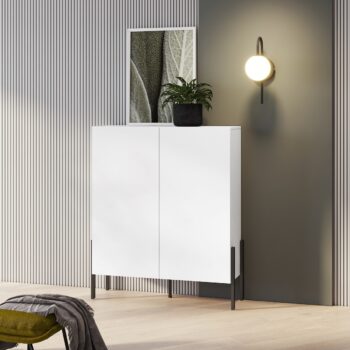 Sektor DEKTON je charakteristický svojim elegantným prevedením a čistými líniami. Výrazným prvkom nábytku sú nožičky, vyrobené z kovu. Sú v čiernej farbe. Nábytok DEKTON je vyrobený z kvalitných LTD dosiek, ktoré sa jednoducho udržiavajú, s ABS hranami.Obývacia zostava sa skladá z týchto prvkov:DEKTON Televízny stolík - rozmery (š,v,h): 204 x 70 x 40 cm,DEKTON kombinovaná komoda - rozmery (š,v,h): 184 x 90 x 40 cm,DEKTON dvojdverová komoda - rozmery (š,v,h): 114 x 135 x 40 cm.Farebné prevedenie: biela matnáDodávame v demontovanom stave. 