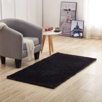 Koberec DELLA 80x150 cm je neutrálny a striedmy koberec, ktorý vám vyhovie po všetkých stránkach. Vyrobený je zo 100% polyesteru sivej farby, ktorá je trendy a nadčasová. Svoje uplatnenie nájde v modernom aj rustikálnom štýle. Polyester si zachováva svoje vlastnosti, a tak pri každom kontakte…