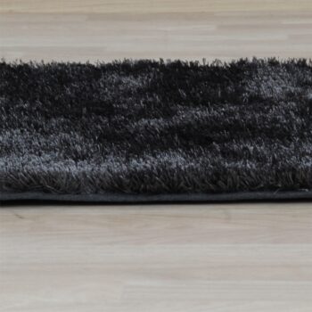 Koberec DELLA 80x150 cm je neutrálny a striedmy koberec, ktorý vám vyhovie po všetkých stránkach. Vyrobený je zo 100% polyesteru sivej farby, ktorá je trendy a nadčasová. Svoje uplatnenie nájde v modernom aj rustikálnom štýle. Polyester si zachováva svoje vlastnosti, a tak pri každom kontakte…
