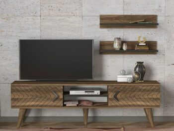 Zaujímavý TV stolík DELUXE LEGATO sa vďaka svojmu prírodnému prevedeniu výborne hodí do interiérov ladených v orientálnom štýle, ale tiež do moderného bývania aj vďaka štýlovým nožičkám. Je charakteristický výraznou kresbou dreva, ktorá je doplnená dekoratívnymi prvkami na čelách dvierok a zaujímavými úchytmi.  Skrinka poskytuje dostatok úložného priestoru vo forme otvorených políc ako aj zatvorených skriniek. Súčasťou TV stolíka sú aj praktické závesné police, ktoré ideálne poslúžia na vystavenie dekorácií či kníh. Farebné prevedenie: orechRozmery TV stolíka: (š/v/h) 150 x 45,5 x 30 (ďalšie rozmery v nákrese)Dodávame v demonte. 