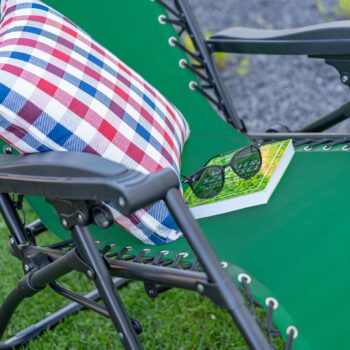 Krásne dvojpolohové záhradné kreslo z hliníkovej konštrukcie DELUXE je dodávané v tmavozelenej farbe výplne. Podrúčky sú z PVC, výplň je z textílie odolnej poveternostným vplyvom. Kreslo má polohovateľnú opierku chrbta a dodáva sa s podhlavníkom. Pod opierkami rúk sa nachádzajú…