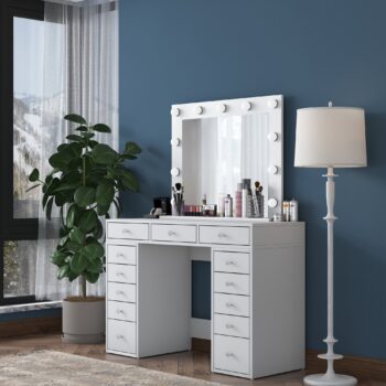 Toaletný stolík so zrkadlom DEMETER – škandinávska elegancia pre vašu spálňuToaletný stolík DEMETER je perfektnou kombináciou funkčnosti a elegancie. Jeho moderný škandinávsky štýl a čistý biely dizajn prinášajú do vašej spálne harmóniu a praktický priestor pre každodennú starostlivosť o seba. Vďaka integrovanému zrkadlu a 13 zásuvkám budete mať všetko potrebné vždy po ruke.Hlavné vlastnosti toaletného stolíka DEMETER:Materiál: kvalitný melamín a VT laminát s hrúbkou 18 mm – odolný a ľahko udržiavateľný.Rozmery: 79,8 x 120 x 44,5 cm – ideálna veľkosť pre jednu osobu.Farba: čisto biela, ktorá podčiarkuje škandinávsky štýl.Vybavenie:13 priestranných zásuviek na kozmetiku, šperky alebo doplnky.Veľké zrkadlo na pohodlné každodenné použitie.Tvar: obdĺžnikový – ľahko zapadne do každej spálne.Dodávame v demontovanom stave s prehľadným montážnym návodom.Toaletný stolík DEMETER ponúka dostatok úložného priestoru, praktický dizajn a elegantný vzhľad, vďaka čomu je ideálnou voľbou pre modernú domácnosť. Škandinávsky štýl dodáva stolíku nadčasový pôvab.Vytvorte si svoj vlastný kútik krásy s toaletným stolíkom DEMETER!