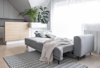 Oddýchnite si. Posaďte sa na rozkladaciu pohovku s úložným priestorom DENA a prečítajte si zaujímavú knihu, doprajte si lahodnú kávu, zapnite si televíziu, či strávte čas s Vašou rodinou alebo návštevou. Táto pohovka Vám dopraje pohodlie, ktoré si želáte. Dizajnovo jednoduchým a tradičným štýlom sa…