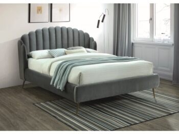 Štýlová a elegantná posteľ DENIMA VELVET, patrí medzi moderné manželské postele. Je vhodná do menších spální. Ponúka spaciu plochu 160 x 200 cm. Výrazným dizajnovým prvkom tejto postele je jej čelo, ktoré tiež ochráni vašu stenu pred oderom.Posteľ je čalúnená. Použitá je kvalitná látka Bluvel 14 v šedej farbe. Elegantné nožičky sú v zlatej farbe.V cene postele je laminátový rošt.Matrac nie je v cene postele. Je potrebné si ho dokúpiť o veľkosti 160 x 200 cm, alebo dva krát 80 x 200 cm.Výška čela postele: 130 cm. Výška predného čela: 46 cm.Celkové rozmery postele (š,v,d): 183 x 130 x 222 cm.Dodávame v demontovanom stave..