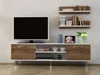 Predstavujeme DERMO, obývaciu stenu, ktorá prináša do vašej obývačky eleganciu a moderný dizajn. Táto štýlová zostava v kombinácii bielej a orechovej farby je navrhnutá tak, aby poskytovala praktické a estetické riešenie pre vaše multimediálne zariadenia a ďalšie potreby.Detailné špecifikácieTyp tovaru: Obývacia stenaMateriál: Kvalitná LTD s hrúbkou materiálu 18 mm, zaisťujúca odolnosť a dlhú životnosť.Rozmery:TV stolík: 150 x 29.5 x 43.1 cm2x nástenná polica: 60 x 14.5 x 14.5 cmFarba: Elegantná kombinácia bielej a orechovej, ktorá dodáva priestoru moderný a príjemný vzhľad.Vybavenie: Regálka poskytujúca dostatok úložného priestoru pre elektroniku, knihy alebo dekorácie.Dodatočné informácie: Produkt je dodávaný v demontovanom stave, čo uľahčuje transport a montáž.Obývacia stena DERMO je ideálnou voľbou pre tých, ktorí hľadajú moderný a funkčný nábytok s elegantným vzhľadom. Jej kombinácia bielej a orechovej farby a minimalistický dizajn prinášajú do vášho domova sviežosť a moderný štýl, zatiaľ čo poskytujú dostatok úložného priestoru pre všetky vaše potreby.