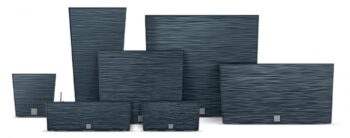 Robustný plastový kvetináč DFC800T 77 cm je vhodné využívať celoročne. Svoje uplatnenie si vďaka jeho krásnej prúžkovanej štruktúre nájde ako v interiéri, tak aj exteriéri. Farebné prevedenie sivý betón len vyzdvihuje jeho eleganciu a štýl a správnou kombináciou s ním dokážete vytvoriť nádherné…