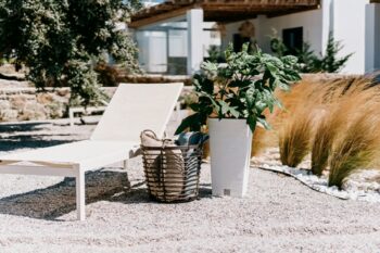 Hľadáte nejaký prvok či doplnok do záhrady, ktorý ju razom premení na pokojné elegantné miesto? Vhodným riešením, ktorý dokonale oživí otvorený priestor, či interiér, sa stane plastový kvetináč DFSH200 20 cm vo farebnom prevedení modrá, so zaujímavou, neprehliadnuteľnou prúžkovanou štruktúrou.…