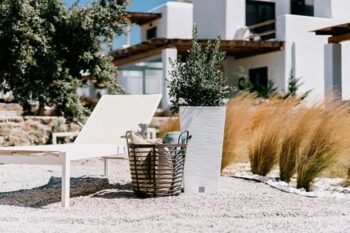 Hľadáte nejaký prvok či doplnok do záhrady, ktorý ju razom premení na pokojné elegantné miesto? Vhodným riešením, ktorý dokonale oživí otvorený priestor, či interiér, sa stane plastový kvetináč DFSH300 29,5 cm vo farebnom prevedení sivý betón, so zaujímavou, neprehliadnuteľnou prúžkovanou…