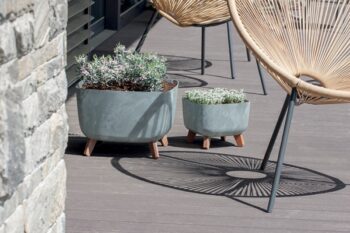 Vytvorte priestor pre zasadenie rastlín či kvetín u Vás doma, na záhrade či terase pomocou plastového kvetináča na nožičkách DGQL240E 24 cm, ktorý je vyrobený v krásnom prevedení antracit. Tento originálny kúsok s betónovým efektom sa stane nie len praktickým pomocníkom, ale tiež krásnym dizajnovým…